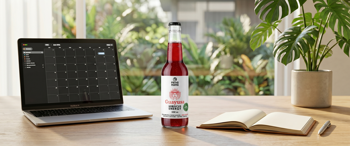 Guayusa in una bottiglia accanto a un portatile su una scrivania: una comoda bevanda alla guayusa per concentrarsi al lavoro.