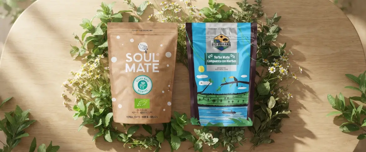 Confezioni in busta di yerba mate alle erbe con menta piperita ed erbe aromatiche, in una composizione naturale su sfondo di legno.