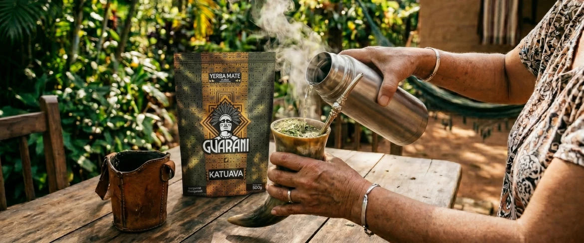 Yerba mate paraguaiana preparata calda – versando acqua sulle foglie di mate paraguaiano