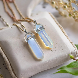 Ciondolo con opalite in sacchetto + catena