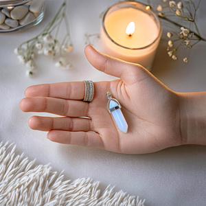 Ciondolo con opalite in sacchetto + catena